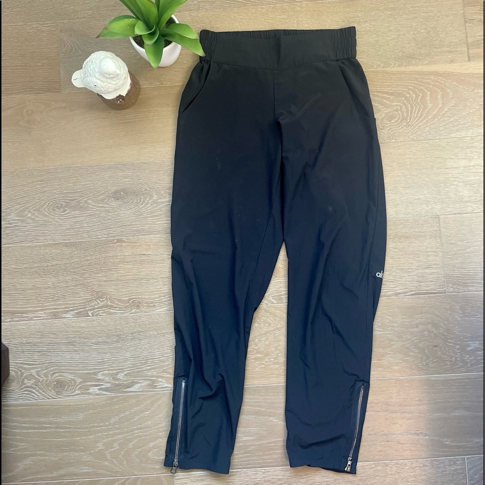 ALO lightweight joggers with elastic waistband and zippered ankles. Size S.